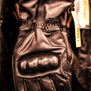 Leather gauntlets with knuckle protection 