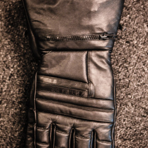 Leather motorcycle gauntlets