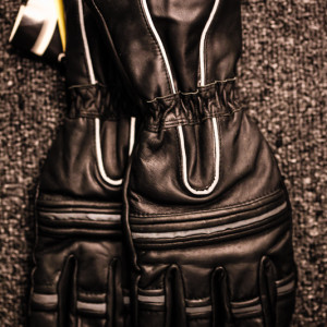 Leather motorcycle gauntlets with reflective piping